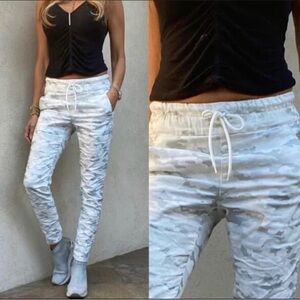 Bevy Flog Shely Jogger White Gray Silver Camo Size 24
